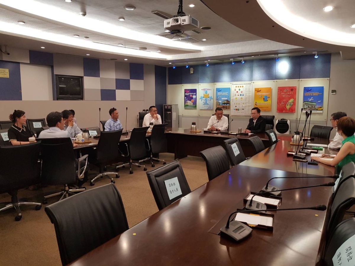 ▲金門縣政府與地區旅遊業者今日前往民航局拜會，反應台金航空機位吃緊，局長林國顯允諾將增加班次及協調放大機型。(圖/金門縣政府提供)