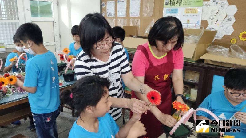 ▲文德國小進行花藝美學教育的活動,將縣府分送給學生的花材,藉由農會聘請的專業老師來教導學生進行插花教學。(圖/記者陳雅芳攝,2020.06.15)