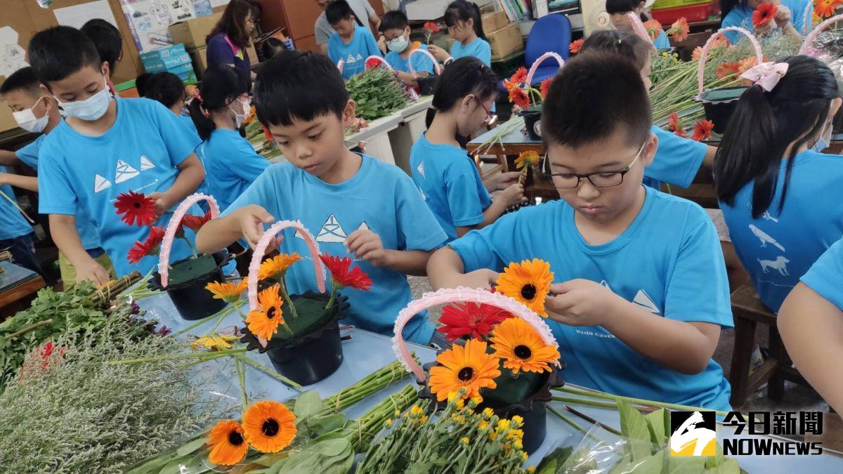 ▲芬園鄉文德國小進行花藝美學教育的活動，每個小朋友在影片以及老師的指導之下，都完成的屬於他們自己的幸福花藝。（圖／記者陳雅芳攝，2020.06.15）