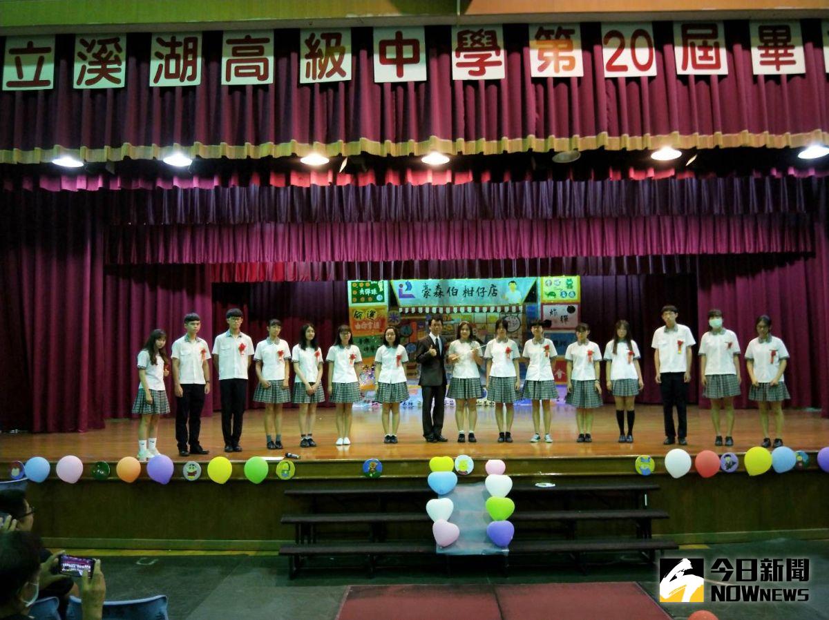 ▲溪湖高中第20屆畢業典禮，主題海報以戲院為背景，將高中三年比喻為一部正在上映的電影，播放畢業生平時生活點滴的紀錄片。（圖／記者陳雅芳攝，2020.06.15）