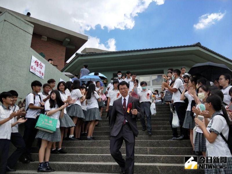 ▲國立彰化溪湖高校長楊豪森帶領畢業生進行校園畢業巡禮。(圖/記者陳雅芳攝,2020.06.15)