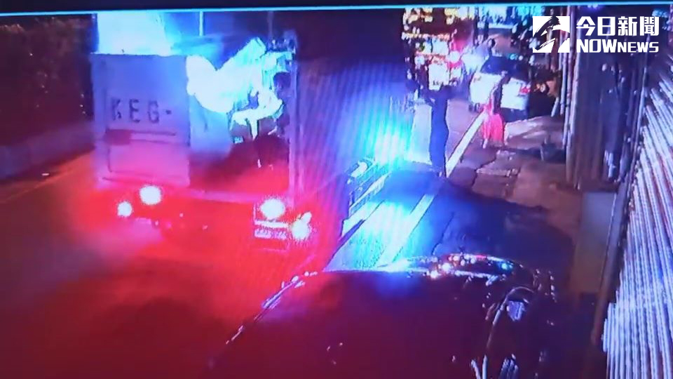 ▲于先生提供的監視器畫面中，隔壁婦人丟完垃圾後，敲了資源回收車的副駕駛座，拿了一袋東西遞給副駕駛。（圖／民眾于先生提供）