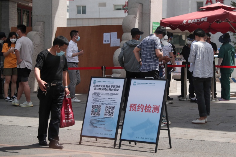 ▲北京新冠肺炎疫情再起。圖為近日北京醫院外排隊等待檢測的民眾。(圖/美聯社/達志影像)