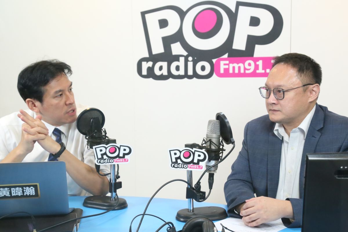 ▲高雄市前新聞局長鄭照新接受廣播專訪。 (圖/台北流行音樂電台提供)