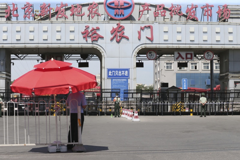 ▲北京新發地批發市場自疫情爆發後，已進入嚴格的排查管制程序。（圖／美聯社／達志影像）