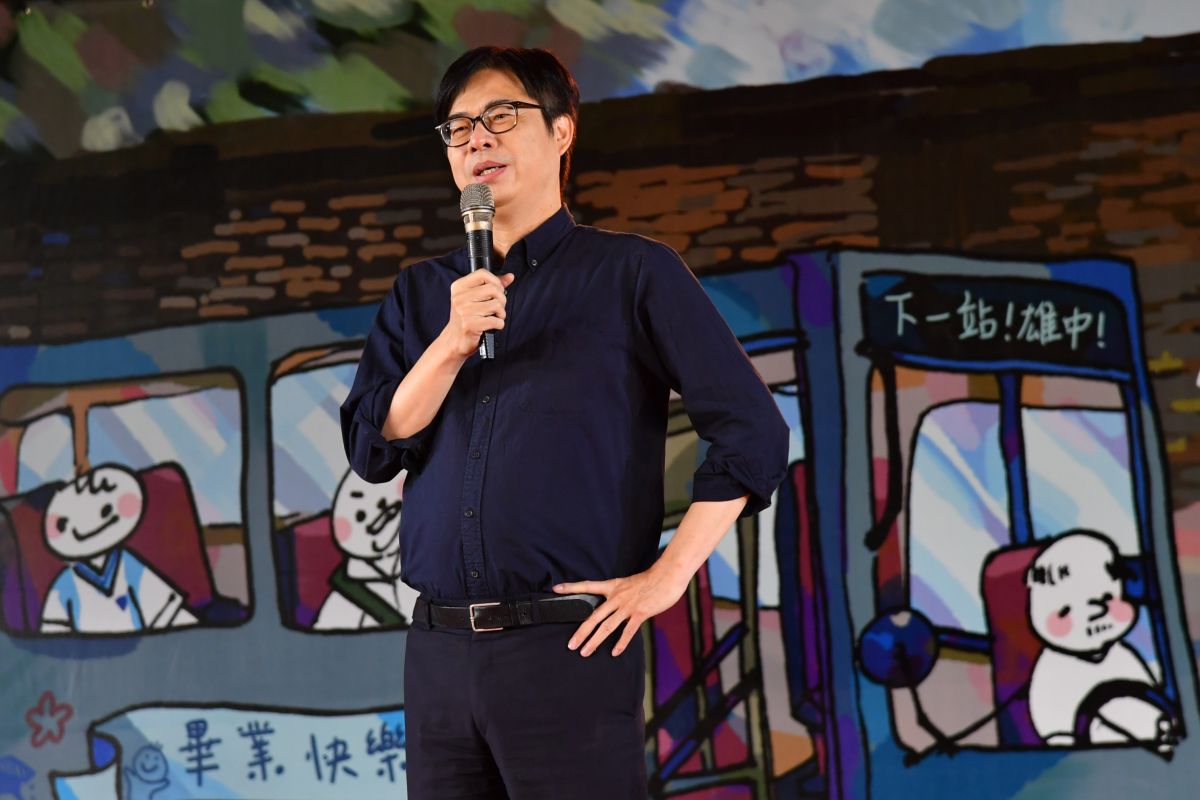 ▲行政院副院長陳其邁16日出席雄中畢業典禮，透露明天就是他的「畢業典禮」，暗指將辭副閣揆、參加高雄市長補選。（圖／行政院提供）