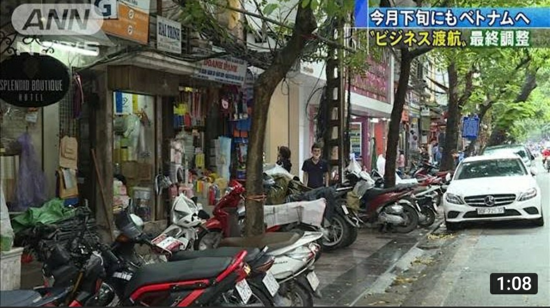 ▲街景曝「整排違停機車」？網一面倒揭 1 國家。（圖／翻攝自 PTT ）