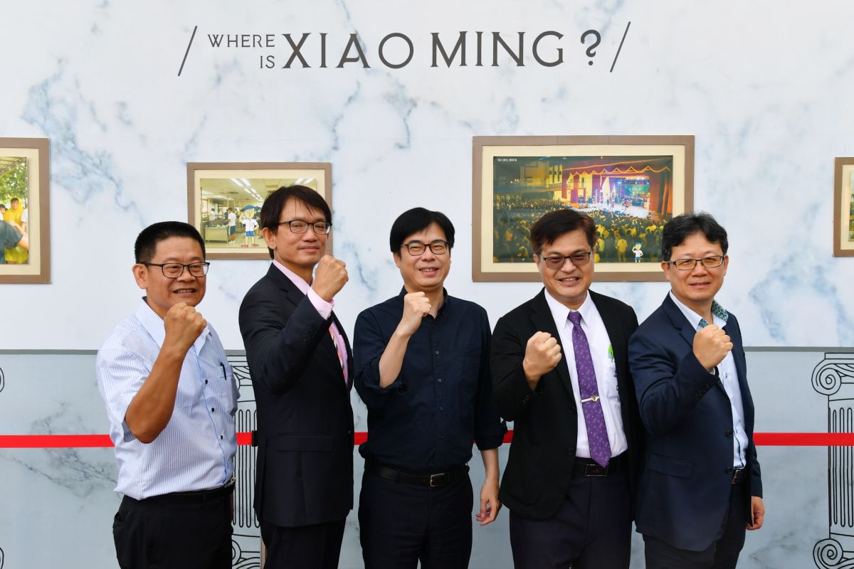 ▲行政院副院長陳其邁今(16)日回到母校高雄中學參加畢業典禮與雄中校長謝文斌等合影。（圖／記者郭凱杰翻攝，2020.06.16）