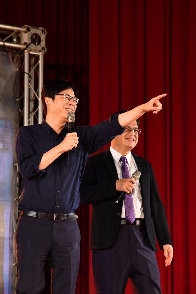 ▲▲陳其邁開場即以年輕族群現在當紅的歌曲「超跑情人夢」,問候在場畢業生「引擎發動了嗎?My