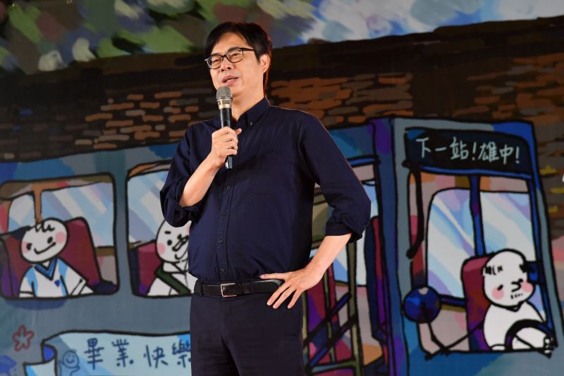 ▲▲陳其邁表示以往參加畢業典禮時都是坐在台下,台上螢幕提到要接受頒獎的請到前面集合,他從沒有集合過,以詼諧的方式鼓勵同學要走自己的路。(圖/記者郭凱杰翻攝,2020.06.16)