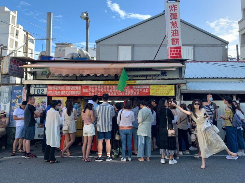 ▲雞排妹品嚐花蓮小吃炸彈蔥油餅。(圖/雞排妹臉書)