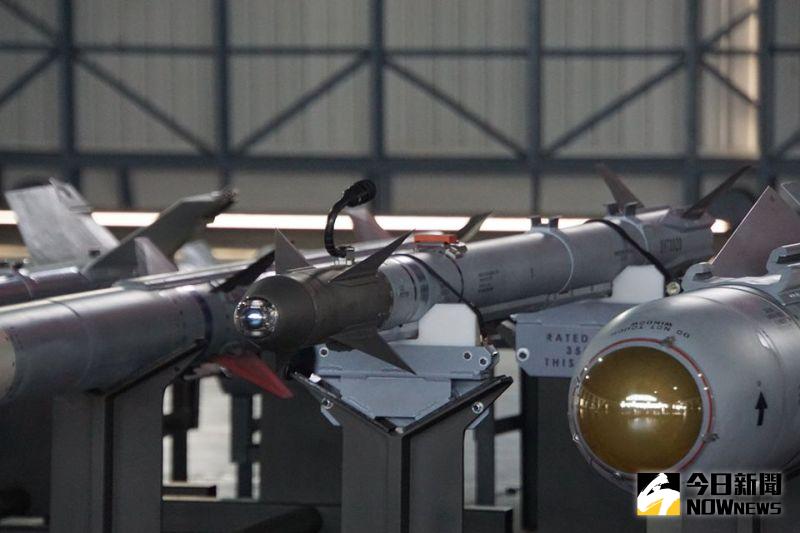 ▲ AIM-9X短程空對空飛彈（中）。（圖／記者呂炯昌攝）