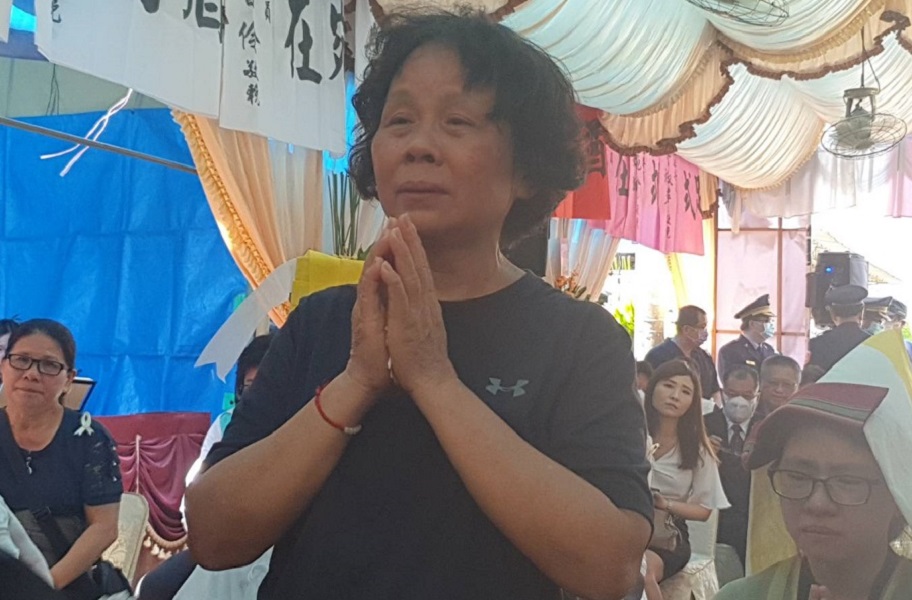 ▲勇警李承翰母親，將替代先生上法庭為兒討公道。(圖／讀者翁先生提供）