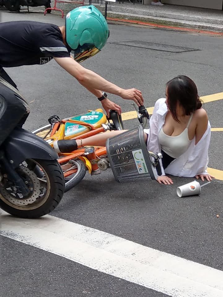 ▲從相片中可以看到,一位長髮辣妹騎著腳踏車遭一名騎機車的男子撞倒,就連奶茶都噴了出去。(圖/翻攝自《爆廢公社