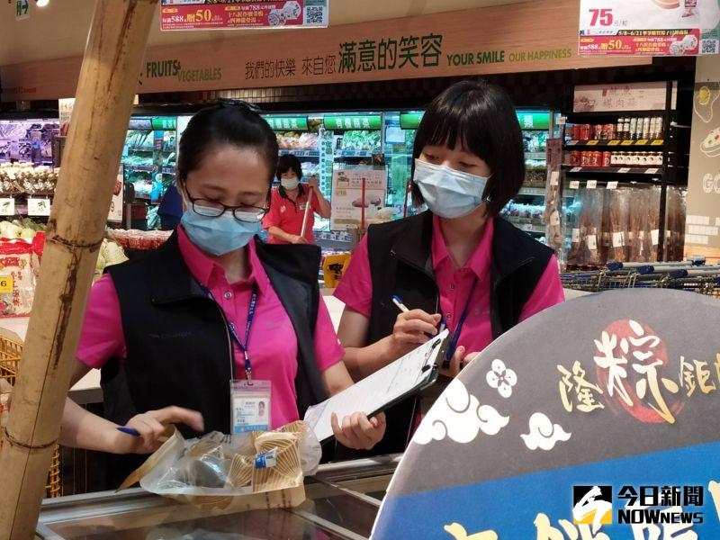 ▲彰化縣衛生局抽驗粽子、調味醬、糯米及包粽餡料食材(含菜脯、蝦米、豬肉、鹹蛋黃、栗子、花生(粉)等)計107件。(圖/記者葉靜美攝,2020.06.16)