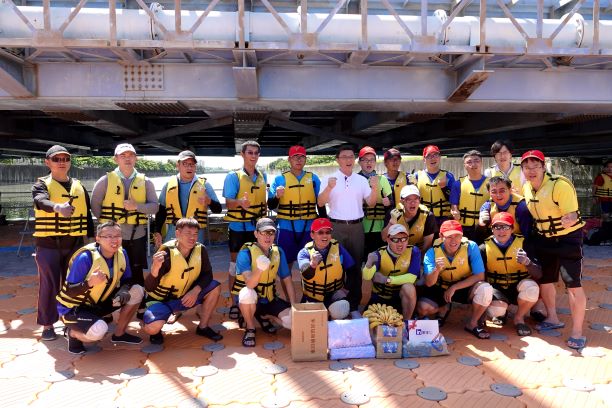 ▲鹿港鎮長許志宏帶來水果、果凍、運動飲料及毛巾等，慰勞第一次到福鹿溪水域進行培訓的鹿港鎮公所龍舟隊，勉勵大家全力以赴。（圖／記者葉靜美攝，2020.06.16）