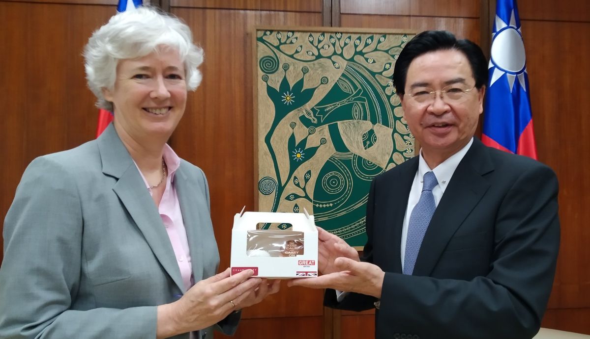 ▲英國駐台代表唐凱琳致贈蛋糕予外交部長吳釗燮。（圖／翻攝自英國在台辦事處臉書粉專）