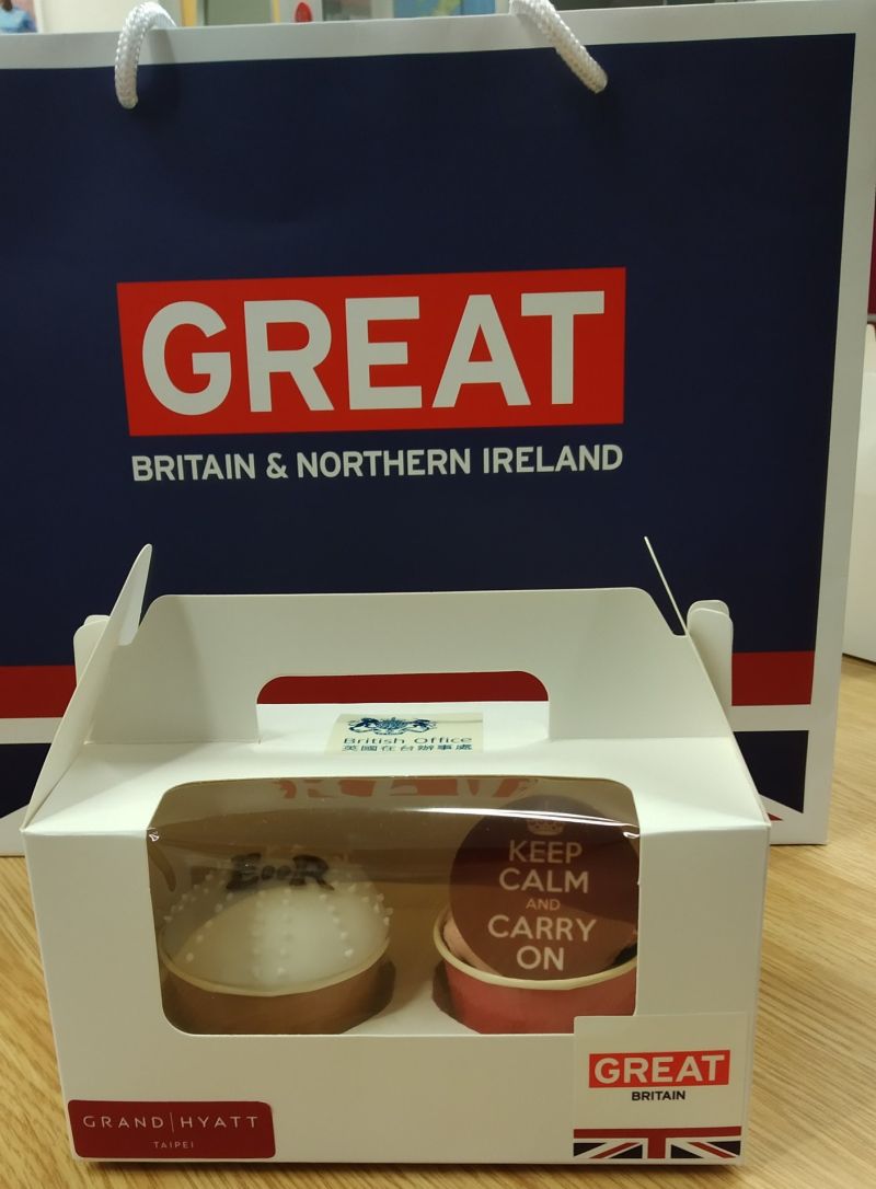 ▲英國在台代表處將致贈抗疫英雄英國王室食譜的蛋糕。(圖/翻攝自英國在台代表處臉書粉專)