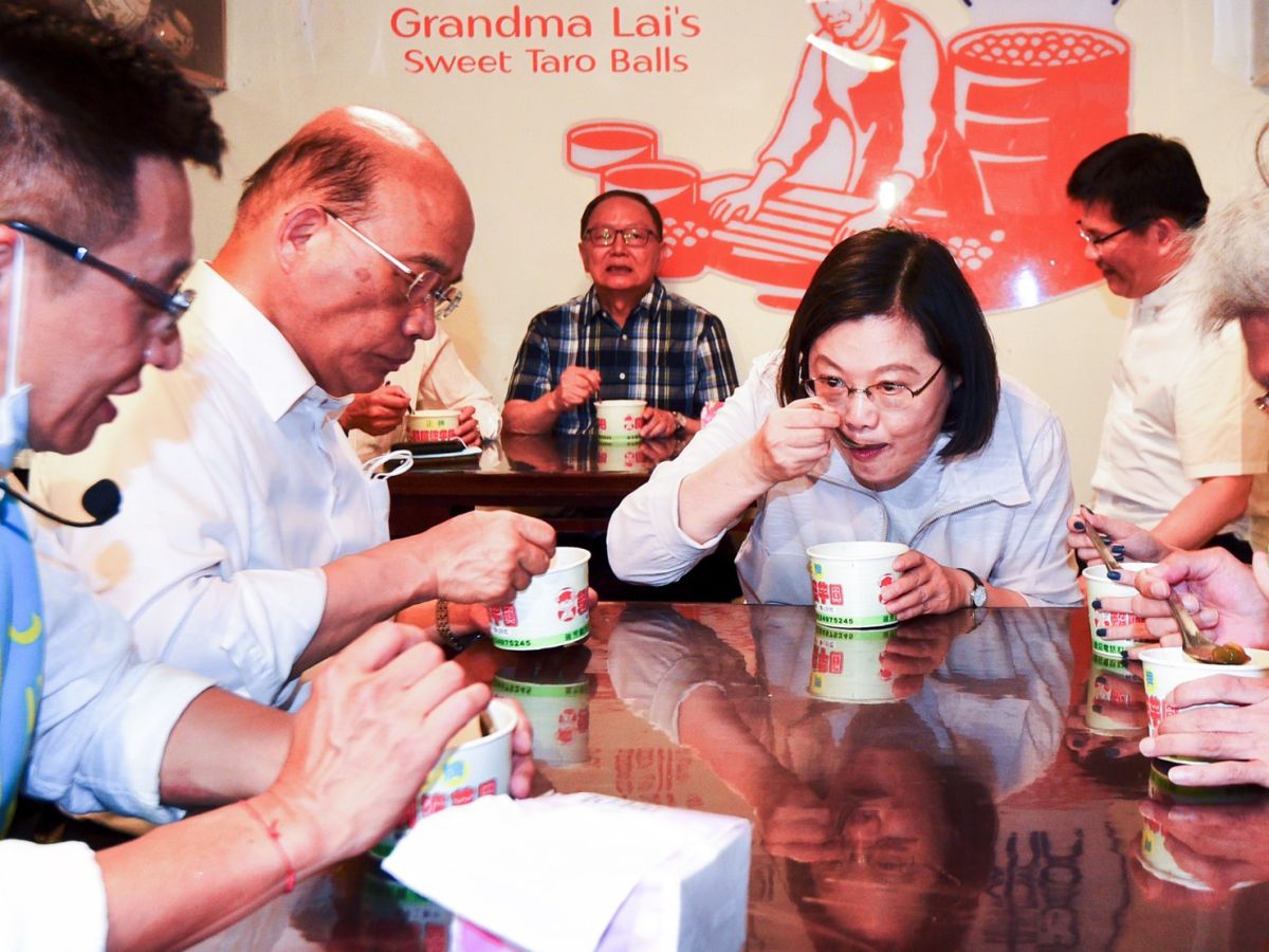 ▲總統蔡英文今（16）日與行政院長蘇貞昌、經濟部長沈榮津一同逛九份老街，大啖芋園、肉圓等美食拚觀光。（圖／總統府記者聯誼會提供）