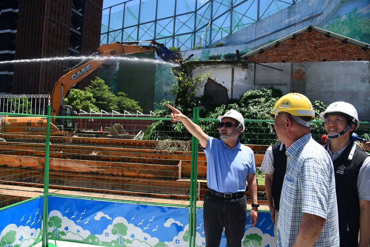 ▲去年7月新北代拆辦法上路後，新北市針對「新店區寶強路段都市更新案」執行首次代拆作業。（圖／新北市新聞局提供）