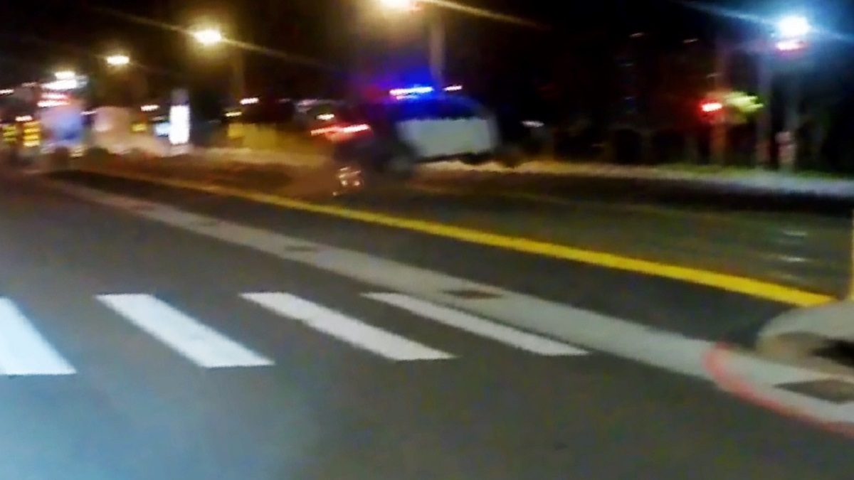 ▲高雄小港分局大林派出所昨晚一輛警車在押送毒品犯至高雄地檢署途中行經高雄成功二路跟時代大道路犯嫌突然藥癮發作，警方唯恐其有不理性行為，警車因為路面顛簸整個彈飛起來重落路面。（圖／翻攝自報廢公社）