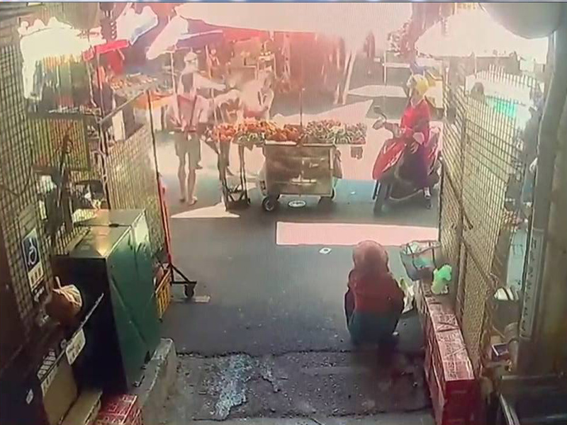 ▲嫌犯行搶不成與被害人發生扭打過程全被監視器錄下。（圖／記者李清貴翻攝,2020.06.16)