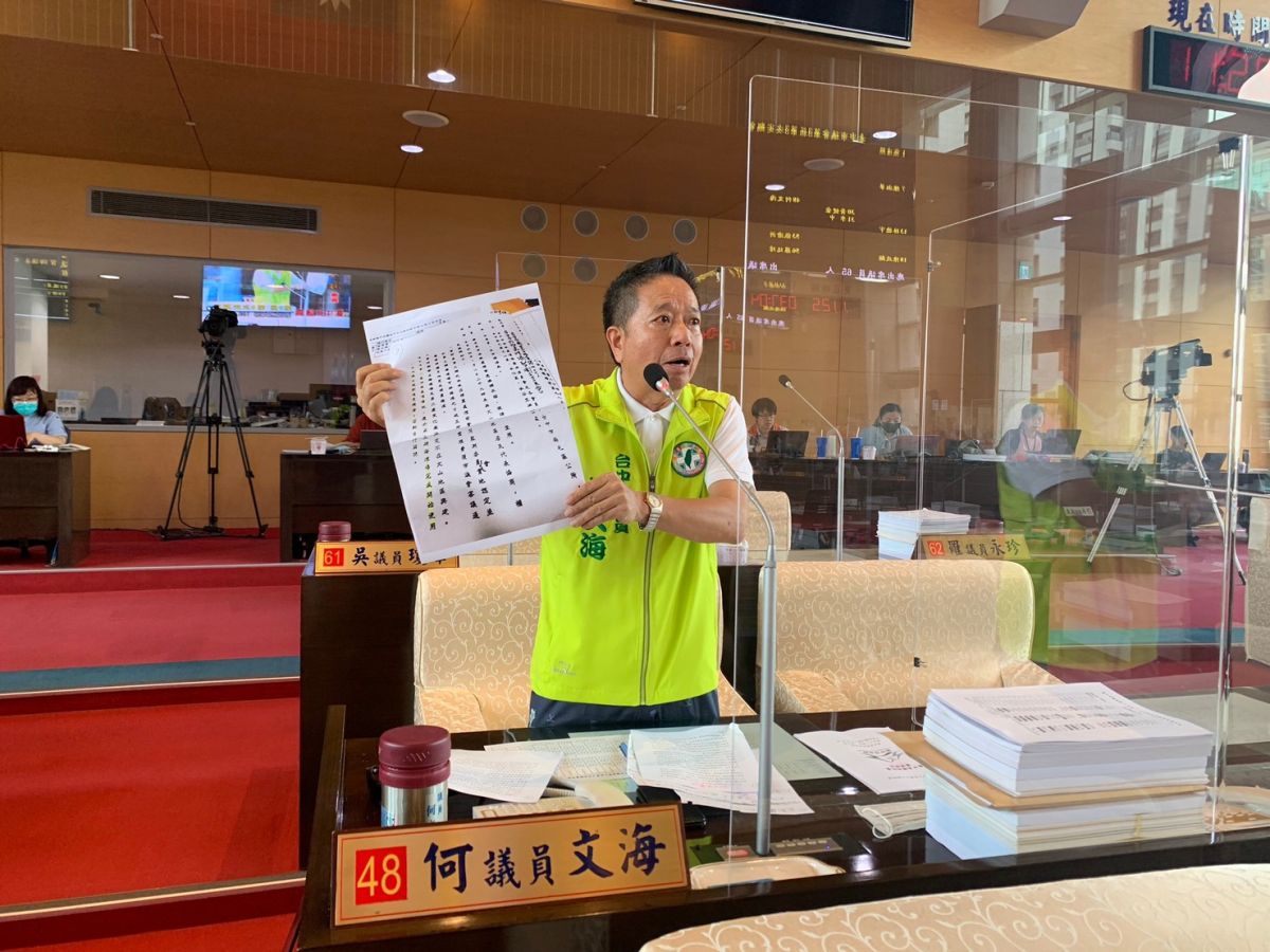 ▲議員何文海指出，惡鄰的行徑層出不窮，建議市長盧秀燕能召集相關局處研訂「惡鄰居自治條例」以符合社區所需。(圖／柳榮俊攝2020.6.16)