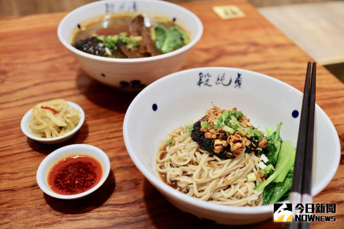 ▲段純貞牛肉麵推出松露風味牛肉麵及松露風味乾拌麵，開賣首 8 日還有第 2 碗半價優惠。（圖／記者陳致宇攝）