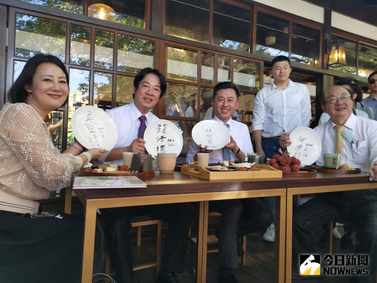 ▲副總統賴清德賴清德品嘗茶點，主廚利用烏魚子結合新竹在地的黑葉荔枝做成茶點，讓他讚不絕口，最後還在餐盤上簽名留念。（圖/記者金祐妤攝,109.6.16）