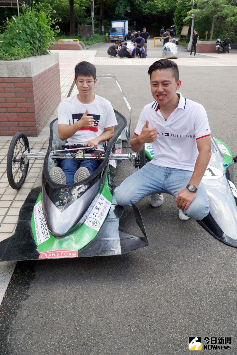 ▲大葉大學機械系大三的江佳翰(右)說,車體設計將車殼與車架結合。(圖/記者陳雅芳攝,2020.06.16)
