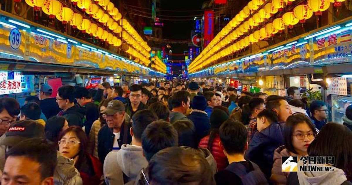 ▲基隆廟口夜市美食眾多，但有民眾找到基隆「最強冰店」不在廟口夜市，以高CP值為特點備受在地人喜愛。（圖／記者陳致宇攝）