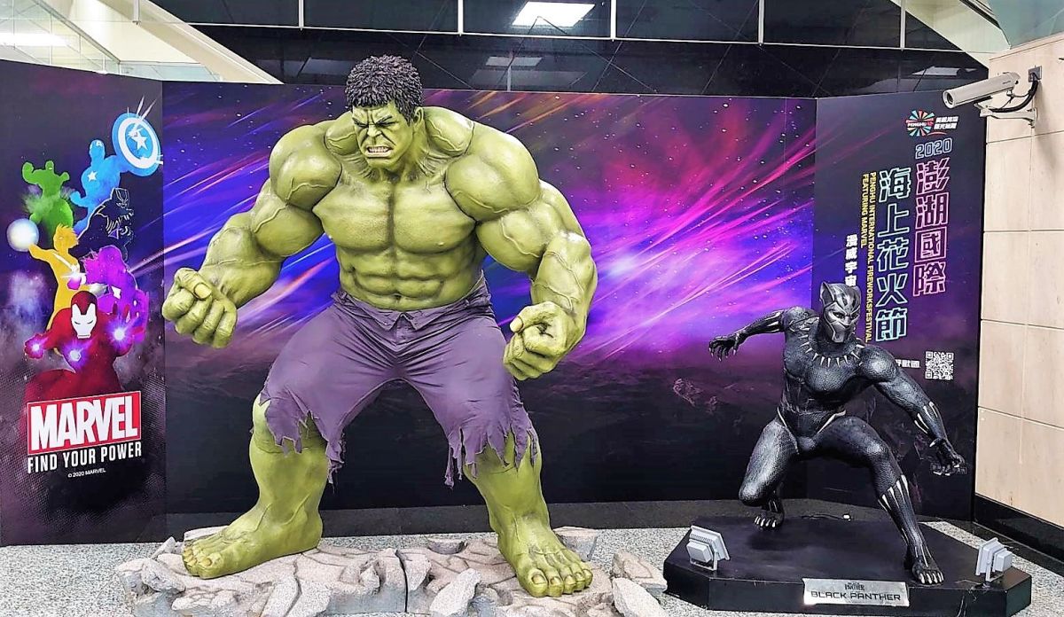 ▲澎湖機場大廳到站口旁展示浩克與黑豹1:1比例雕像，讓每位抵達澎湖的遊客都可以感受到今年花火漫威的熱鬧氣氛。 （圖／澎湖縣政府提供）