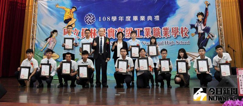 ▲員林崇實高工畢業典禮,縣長王惠美頒發縣長獎予14位學業優異學生。(圖/記者陳雅芳攝,2020.06.16)