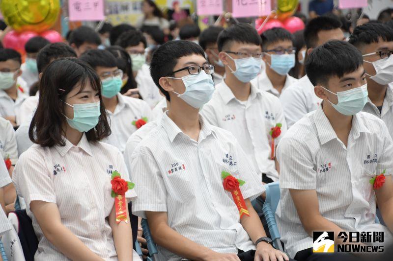 ▲員林崇實高工校長吳貽誠說,李育維(中)在統測中得到663.25分,為全國榜首。3年前育維捨棄明星高中進入崇實高工就讀。(圖/記者陳雅芳攝,2020.06.16)