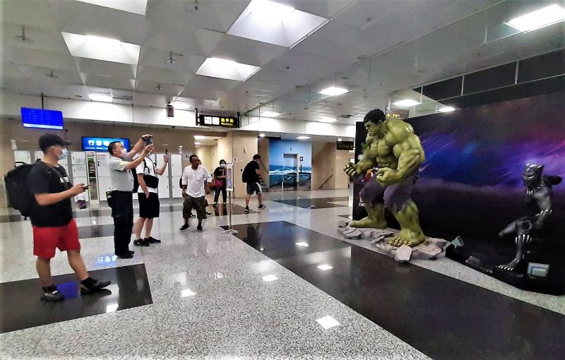 ▲浩克和黑豹都是1:1比例，放置在機場大廳看起來有震撼的效果，遊客看到都會前去拍照打卡，成為澎湖機場內最熱門的風景。