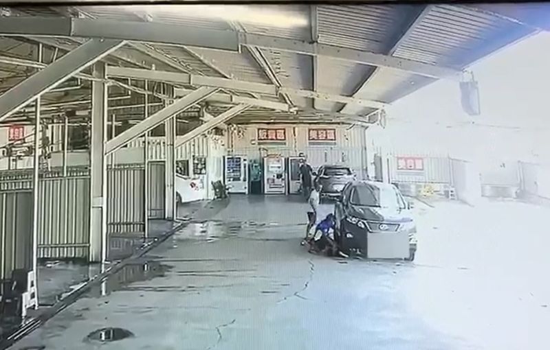 影/百萬休旅車自助洗車場輾壓10歲童 網轟:青瞑