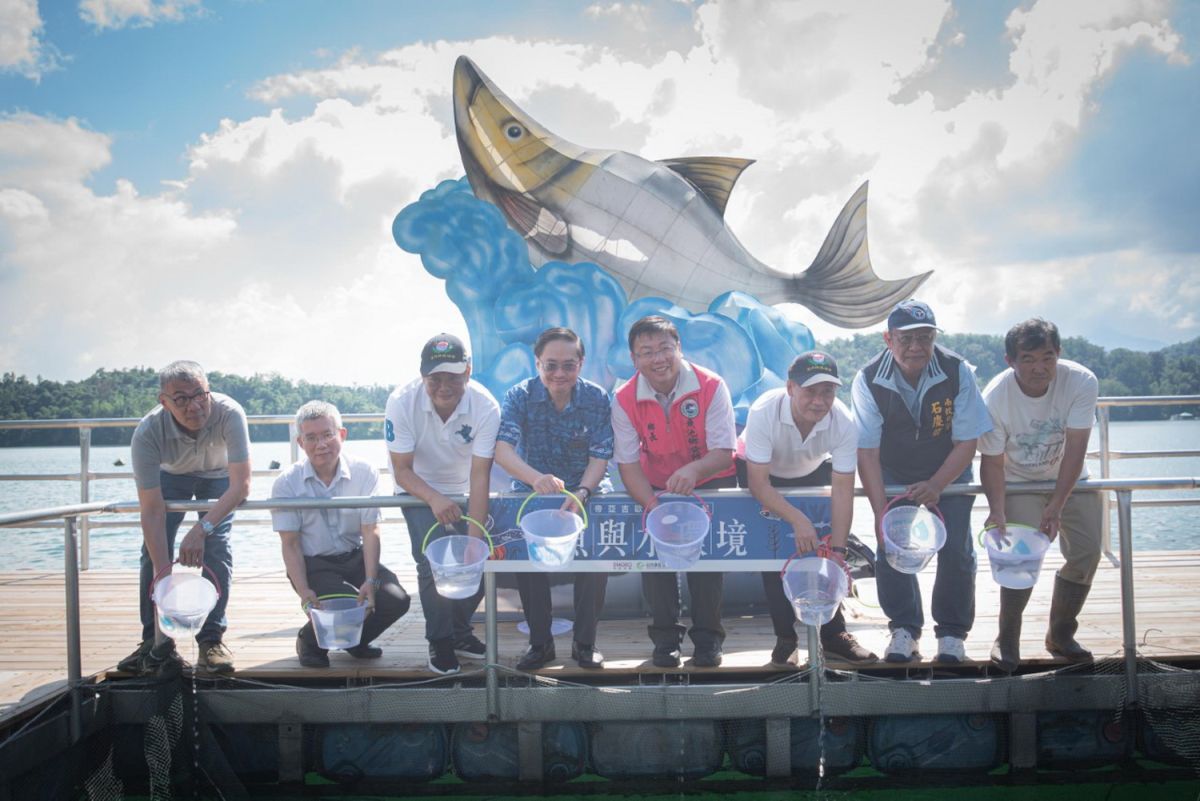 ▲日月潭產官學今日共同放流原生種奇力魚、總統魚、鱸鰻，象徵日月潭水生態復育的藍圖正式啟動。（圖／台灣帝亞吉歐提供）