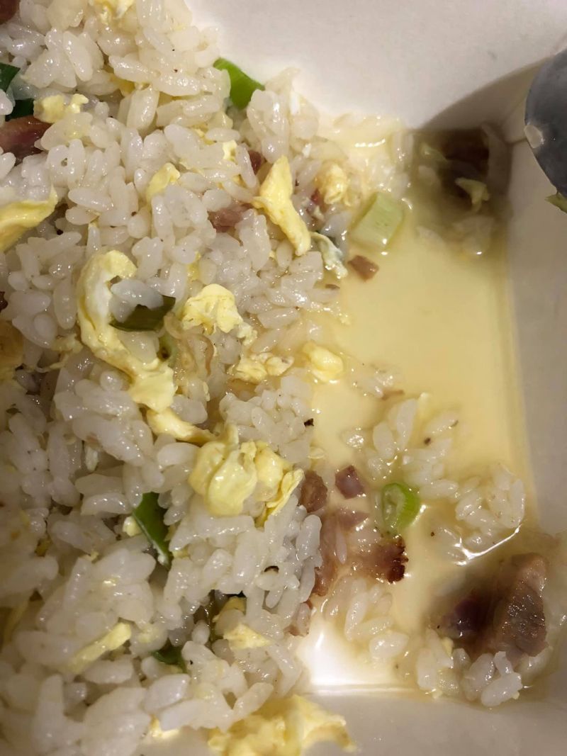 ▲網友分享自己買到的炒飯。(圖/翻攝爆怨公社臉書)