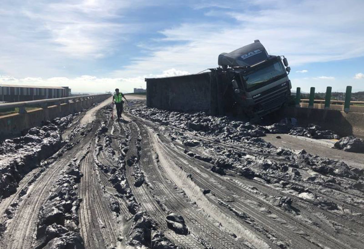 ▲意外發生原因疑似因為砂石車原行駛於外側車道，為閃避前方急煞之自小客車(已駛離)，導致車輛打滑至內側車道，不慎翻覆。（圖／大園分局提供）