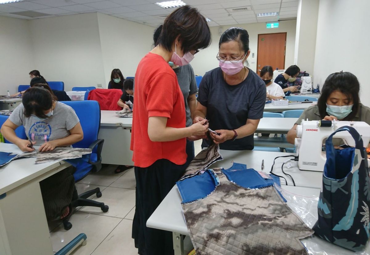 ▲臺中勞工大學在東勢首度開課，因應地方客家風俗，開辦的客家文創商品開發，符合地方需求。（圖／台中勞工局提供）
