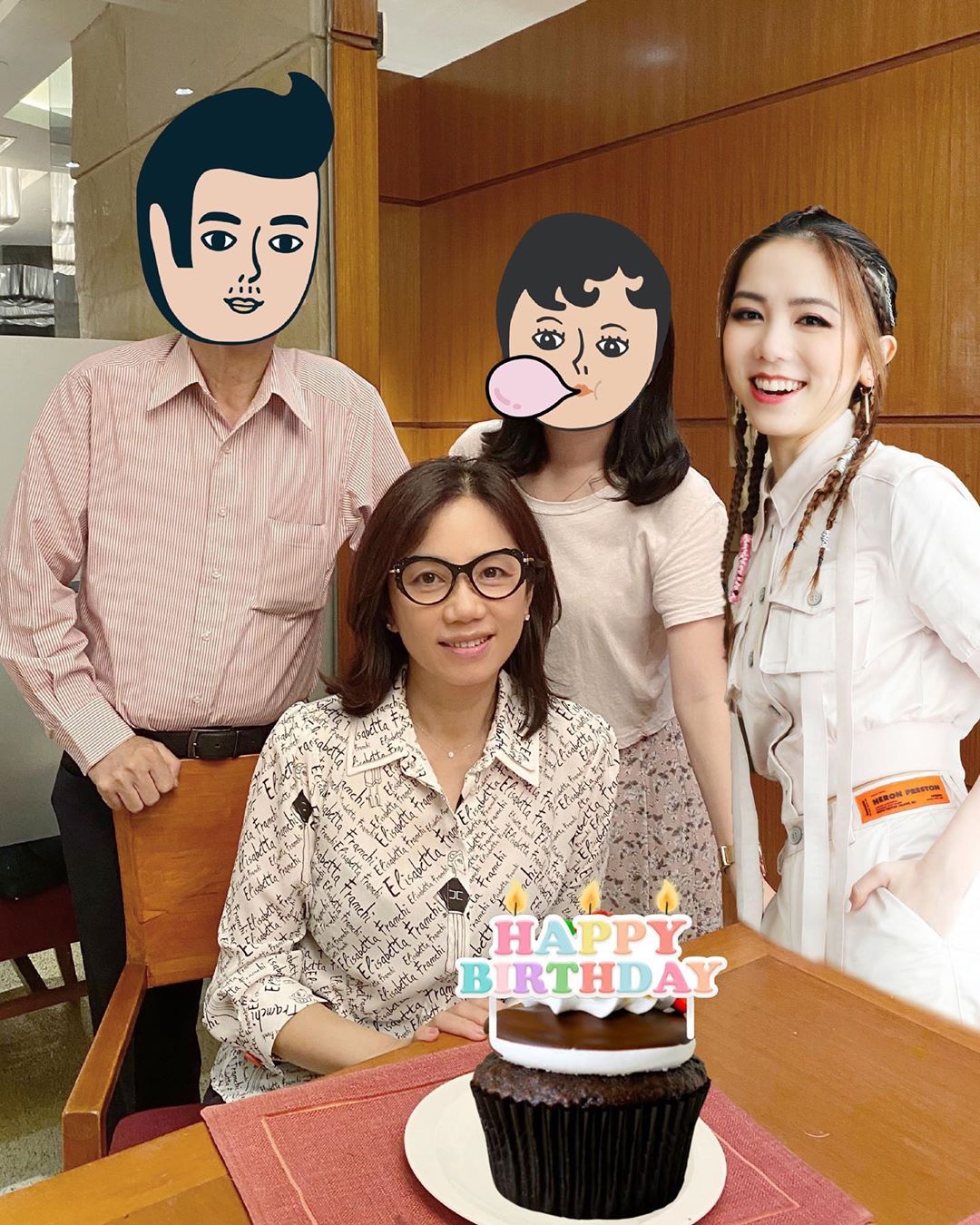 ▲鄧紫棋（右）將自己P在照片上，隔空替媽媽（前）慶生。（圖／鄧紫棋IG）