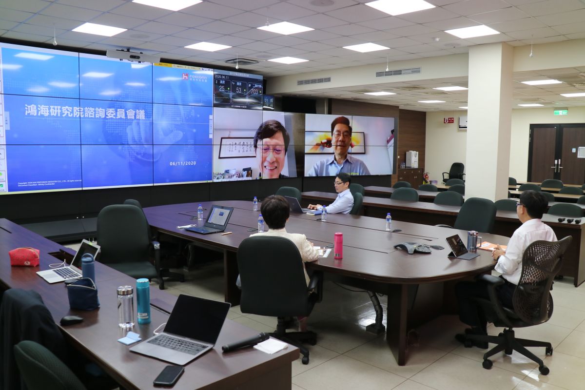 ▲鴻海研究院成立，旗下設立五大研究所，聚焦人工智慧、半導體、新世代通訊、資通安全及量子計算的應用布局，藉此加速「F3.0」轉型節奏。圖為鴻海研究院諮詢委員會議照。（圖／鴻海提供）