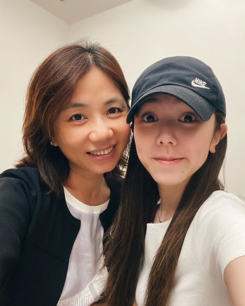 ▲鄧紫棋（右）母親節時也曾曬出媽媽（左）的照片，大眼睛完全就是遺傳到媽媽。（圖／翻攝自鄧紫棋IG@gem0816）