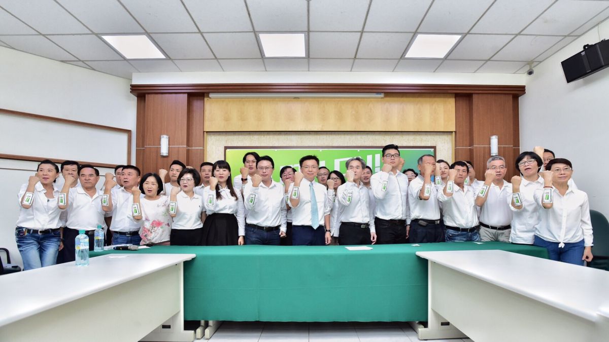 ▲民進黨高雄市黨部今天記者會以「TURN ON!」為主題公布新任黨公職名單，正式啟動戰鬥模式，在場黨工身上也都貼上一個象徵啟動開關的貼紙，為接下來的選戰提振士氣。（圖／立委趙天麟辦公室提供）