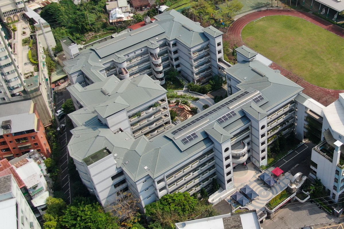▲新北市政府協助淡水社大於鄧公國小打造全台首座學校太陽光電公民電廠完工，設置容量為17.01kWp(千瓦)。（圖／新北市經發局提供）