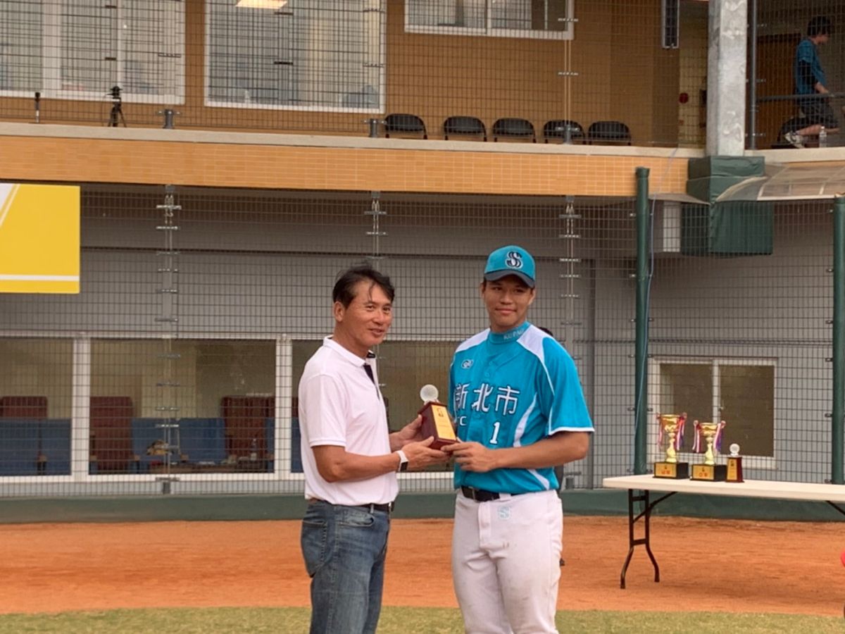 ▲新北市穀保家商日前代表參加109年王貞治盃全國青棒錦標賽，投手潘文輝奪下最有價值球員獎項。（圖／新北市教育局提供）
