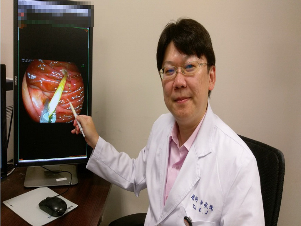 ▲醫師指著腸內牙籤影像。(圖／林重鎣翻攝2020.6.17)