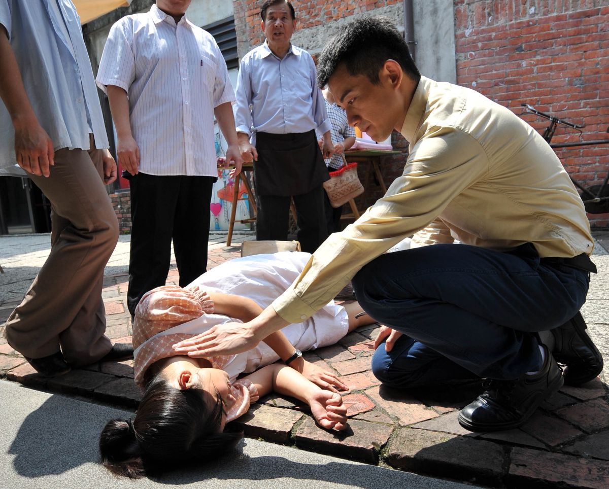 ▲米可白（左）在高溫下完成這場戲。（圖 / 台視提供）