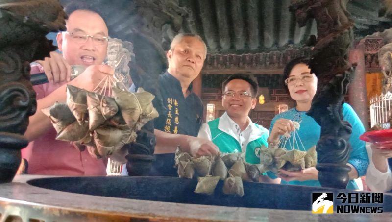 ▲在北港武德宮分送近四千顆「平安粽」。(圖/記者洪佳伶攝,2020.06.17)