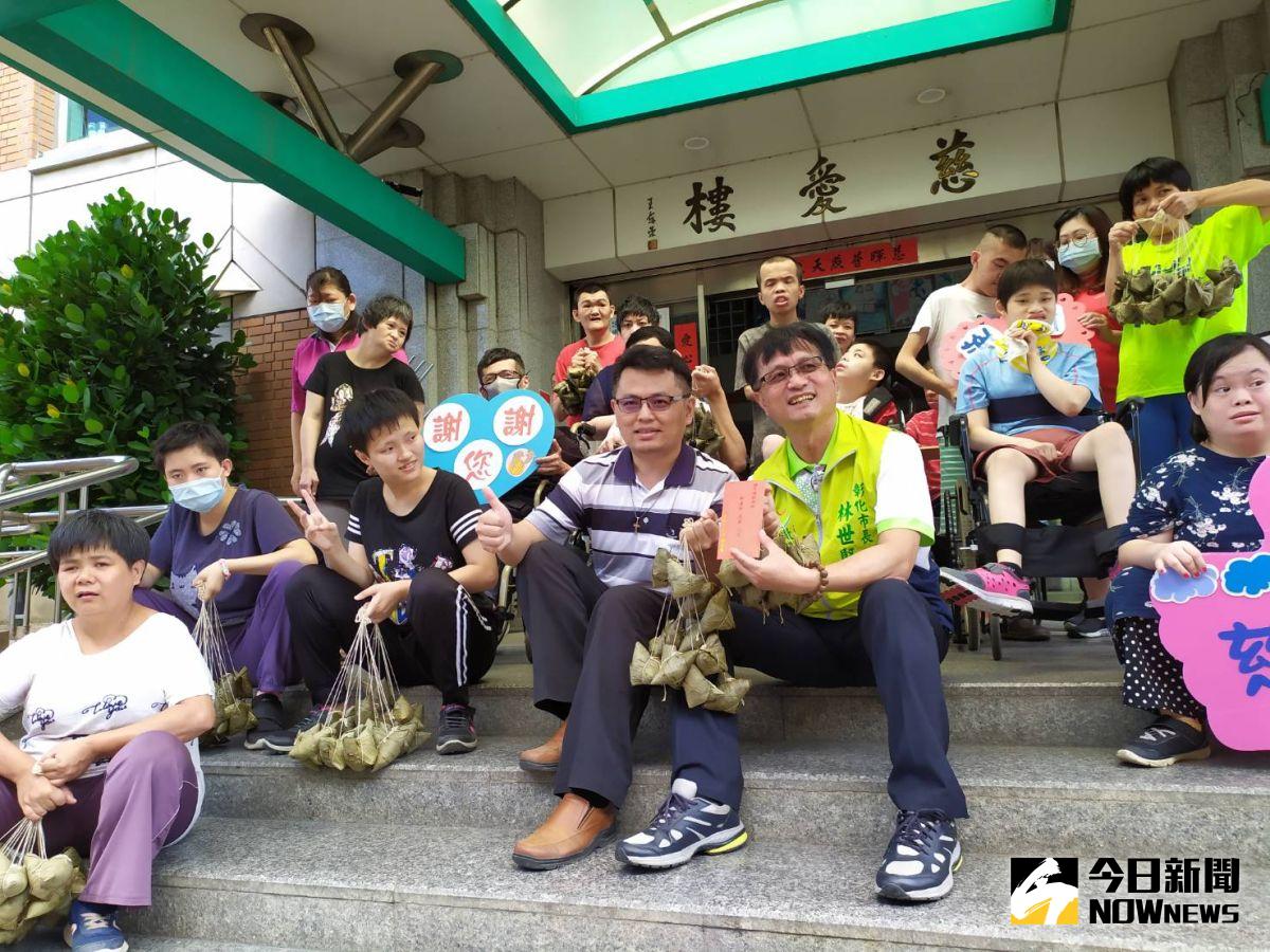 ▲端午佳節將近，彰化市長林世賢前往慈愛教養院送愛心粽，陪院生提前歡喜過端午。（圖／記者葉靜美攝，2020.06.17）